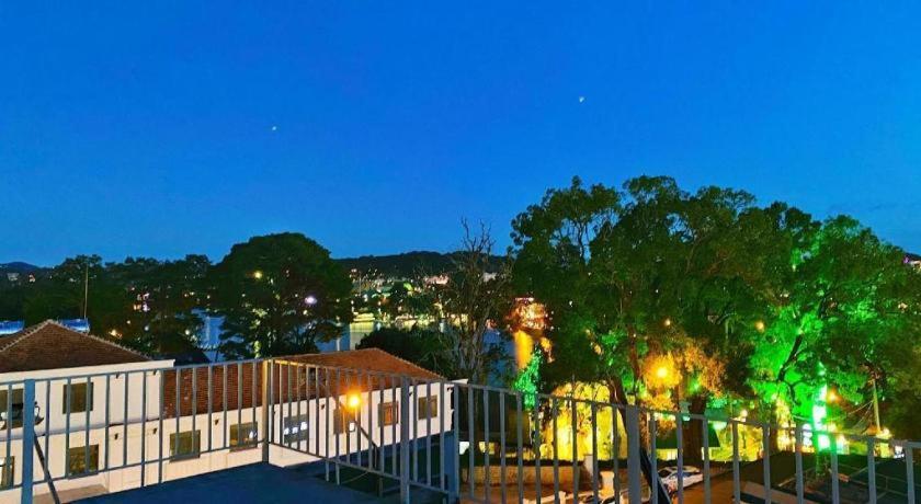 Gold Night Hotel Dalat Bagian luar foto
